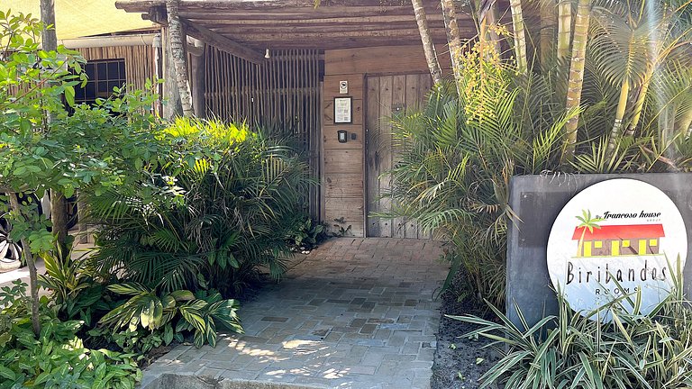 Biribandos Rooms: a passos do Quadrado e praia